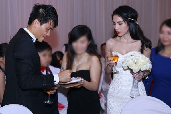 Trong suốt đám cưới, vợ chồng Công Vinh - Thủy Tiên nhiều lần gián đoạn việc tiếp khách để... ký tặng. Có fan nữ còn vô tư chạy lên sân khấu xin chữ ký, chụp ảnh khi cặp đôi đang chuẩn bị cắt bánh cưới. Nhiều khách dự đám cưới hồn nhiên bê đồ trang trí về nhà khiến khán phòng "hoang tàn" sau khi tan tiệc. Trong đám cưới ở Nghệ An, mẹ Công Vinh cũng bị kẻ gian lợi dụng lúc gia đình bận rộn để vào nhà trộm xe máy.