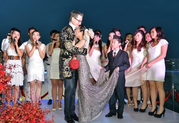 Nếu Nhật Kim Anh xỉu thật thì Đoan Trang cũng từng suýt ngất xỉu trong đám cưới với chồng Tây vào cuối tháng 7/2012. Sau khi hoàn tất nghi thức cưới, vợ chồng Đoan Trang đã dành hết thời gian cho khách mời chứ không vào bàn tiệc để ăn. Sau khi chào hỏi xong bàn cuối cùng, nữ ca sĩ suýt ngất xỉu vì quá đói và mệt. Đến nửa đêm, Đoan Trang và ông xã mới được ăn tối.