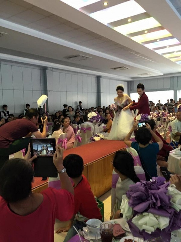 Trong đám cưới vào cuối năm 2014 ở Tiền Giang, diễn viên Lê Khánh suýt ngã vì giẫm vào váy khi tiến lên sân khấu. May mà chú rể Tuấn Khải đã kịp đỡ vợ và giúp cô giữ váy.