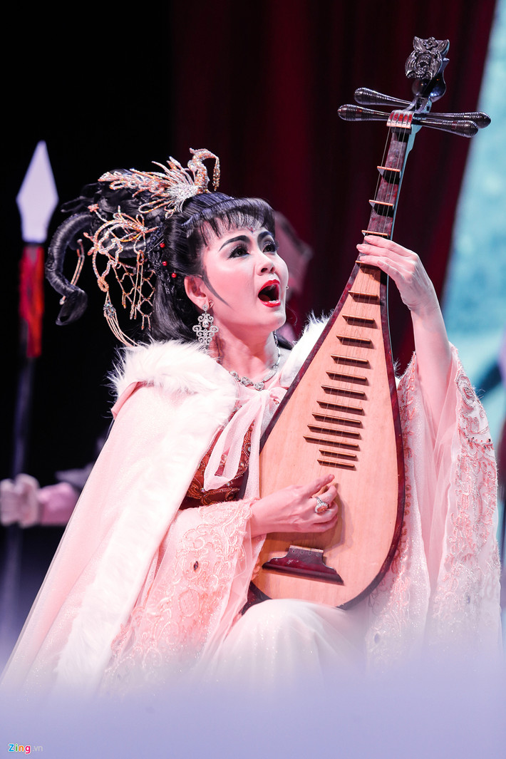 Khoảng 23h30, chương trình mới kết thúc (vì có phần nghỉ ở giữa), song đa số khán giả, trong đó có nhiều người lớn tuổi, vẫn ở lại để có thể thưởng thức trọn vẹn.