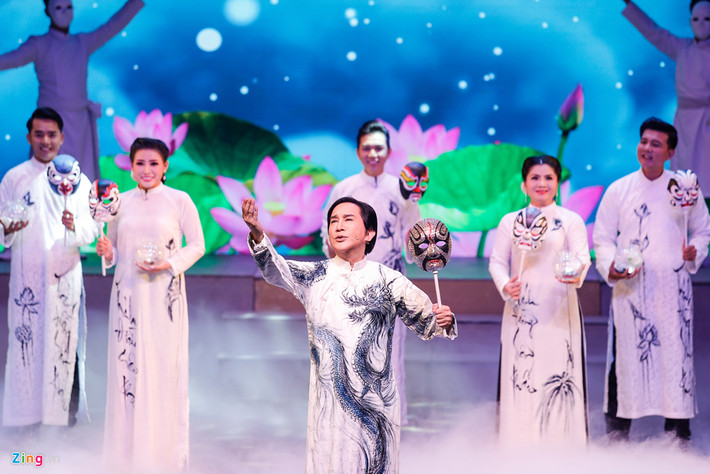 Tối 12/10, live show Thánh đường sân khấu của nghệ sĩ Kim Tử Long diễn ra tại Nhà hát Chèo Việt Nam. Đây cũng là lần đầu tiên Kim Tử Long có chương trình riêng tại thủ đô Hà Nội, với sự góp mặt của nhiều nghệ sĩ như Phương Hồng Thủy, Phượng Hằng, Tú Sương, Lê Tứ... Đặc biệt, "người tình sân khấu" Ngọc Huyền và bà xã của Kim Tử Long - nghệ sĩ cải lương Trinh Trinh - đều đồng hành cùng anh.