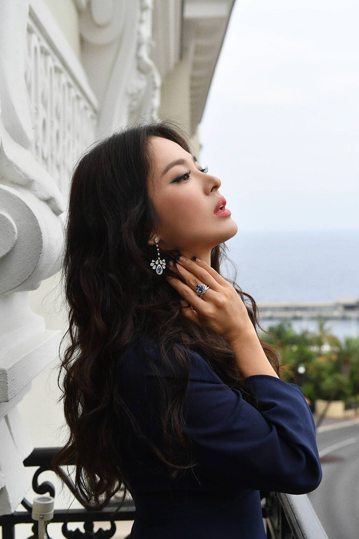 Sau khi cuộc hôn nhân kéo dài 2 năm chấm dứt, Song Hye Kyo vẫn hoạt động nghệ thuật chăm chỉ. Người đẹp thường xuyên xuất hiện tại các sự kiện thời trang tầm cỡ cả ở trong lẫn ngoài nước. Nữ diễn viên cũng đổi hướng theo đuổi phong cách có phần phóng khoáng và gợi cảm hơn. Dù với hình tượng nào, diễn viên Song Hye Kyo đều mang vẻ đẹp xứng danh mỹ nhân hàng đầu Kbiz.