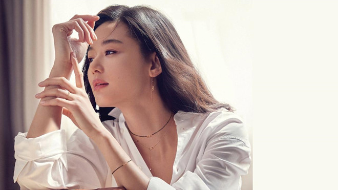 Thuở mới vào nghề, Jun Ji Hyun chỉ được đóng vai phụ. Tuy nhiên, việc thường xuyên xuất hiện trước ống kính với gương mặt mộc tự nhiên đã giúp cô lọt vào mắt xanh của nhiều đạo diễn tên tuổi và nhận được sự chú ý đặc biệt của đông đảo khán giả.