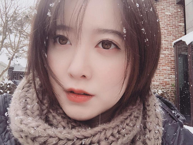 Giống như Song Hye Kyo, Goo Hye Sun cũng vừa trải qua cuộc hôn nhân không trọn vẹn với nam diễn viên Ahn Jae Hyun. Dù gần đây sao nữ sinh năm 1981 liên tục bị dư luận chỉ trích, thứ hạng nhan sắc của cô vẫn giữ được vị trí trong top đầu. Các vị trí tiếp theo trong danh sách gồm có Yoona, Park Shin Hye, Choi Ji Woo, Moon Geun Young, Ha Ji Won...
