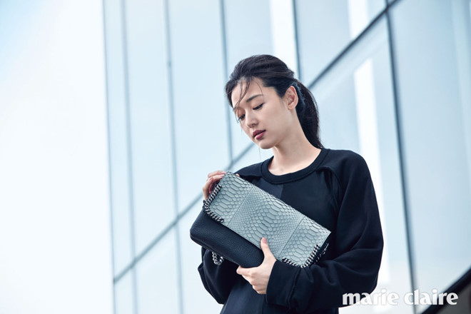 Ở tuổi 38, trải qua 2 lần vượt cạn, “mợ chảnh” vẫn là sao nữ được đánh giá có gương mặt mộc đẹp nhất Kpop. Không chỉ giữ được nét đẹp tươi trẻ theo thời gian, nữ diễn viên sinh năm 1981 còn duy trì được vóc dáng chuẩn mẫu với chiều cao nổi trội 1,74 m.