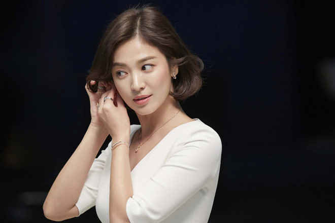  Song Hye Kyo: Dù vướng phải scandal ly hôn với Song Joong Ki gần đây song vẫn không thể phủ nhận rằng từ trước đến nay, Song Hye Kyo vẫn luôn là nữ thần số một trong lòng công chúng Hàn. Trong nhiều năm qua, nữ diễn viên sinh năm 1981 vẫn là “tượng đài nhan sắc” không thể thay thế của Kbiz.