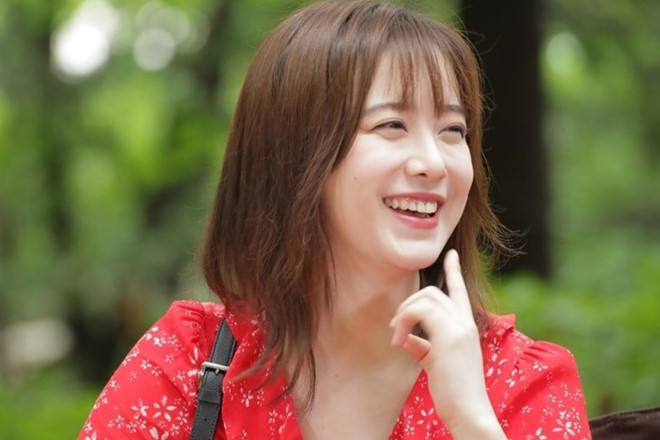 Ở độ tuổi 35, “nàng Cỏ” vẫn giữ được nét đẹp trong sáng, thuần khiết vốn có. Đôi mắt to tròn, làn da trắng hồng và nụ cười má lúm đồng tiền là những đặc điểm nổi bật khi nhắc đến Hye Sun. Gương mặt của cô được nhận xét không hề thay đổi hay có dấu hiệu lão hóa theo thời gian.