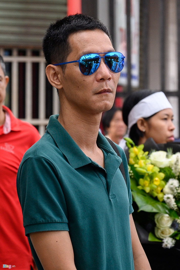 Nhạc sĩ Hoài Sa đến thắp hương, nhìn nghệ sĩ Xuân Hiếu lần cuối. Anh thất thần, buồn bã trước di ảnh của đồng nghiệp.
