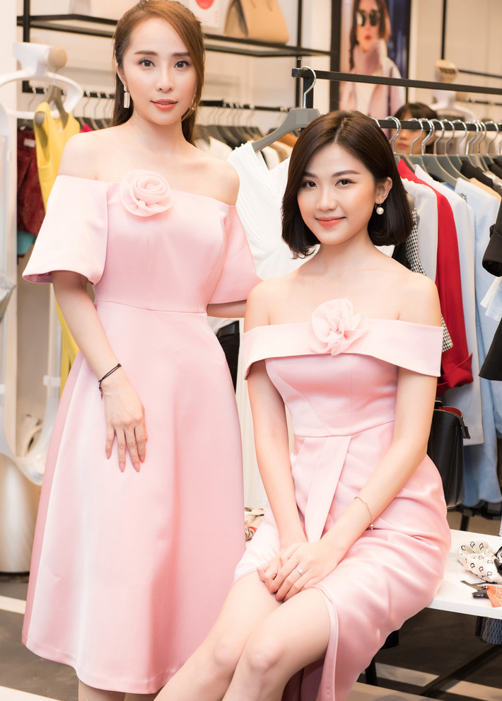 Quỳnh Nga chọn váy màu hồng trễ vai với chi tiết bông hoa gắn trên ngực, tôn lên vóc dáng thanh mảnh cùng làn da trắng. Cô còn hội ngộ với diễn viên Lương Thanh và "đụng" váy tone hồng ngọt ngào. Đây là lần hiếm hoi hai nàng "tiểu tam" bị ghét nhiều nhất trên màn ảnh có dịp "đụng độ" và đọ sắc bên nhau.