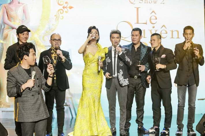 Mặc dù đang “không khỏe lắm” nhưng “Bác Bống” - cách gọi thân mật của Lệ Quyên dành cho ca sĩ Hồng Nhung, vẫn nhiệt tình lên sân khấu đêm tiệc hát tặng bài Besame Mucho. Đáp lại thịnh tình của đàn chị, Lệ Quyên đã ôm Hồng Nhung từ phía sau rất tình cảm trong suốt tiết mục biểu diễn.