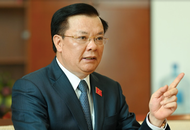 Tháng 10/1997, ông Đinh Tiến Dũng giữ chức trưởng Vụ Kinh tế tài chính, Bộ Xây dựng. Đến tháng 6/2003, Ủy viên Ban Cán sự Đảng, Thứ trưởng Bộ Xây dựng. Tháng 6/2008, ông Dũng là Phó Bí thư Tỉnh ủy, Bí thư Ban Cán sự Đảng, Chủ tịch UBND tỉnh Điện Biên.