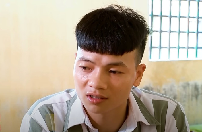 Điều gây chú ý, phạm nhân Ngô Bá Khá vẫn để kiểu đầu cắt moi như thời còn là giang hồ mạng dù tóc để màu đen thay vì được nhuộm màu như trước. Dư luận đặt câu hỏi, quy định về đầu tóc phạm nhân khi thi hành án tại trại giam thế nào? (Ảnh: Truyền hình Quốc hội)