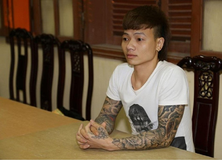 Ngô Bá Khá (Khá Bảnh) từng là một trong những giang hồ mạng. Dù không gây ra những vụ trọng án nhưng Khá Bảnh là đối tượng có 3 tiền án, tiền sự về tội Cố ý gây thương tích và Gây rối trật tự công cộng.