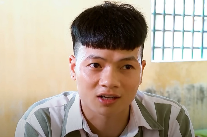 Sau 3 năm thi hành bản án 10 năm 6 tháng tù về các tội "đánh bạc" và "tổ chức đánh bạc" tại Trại giam Hoàng Tiến (Cục Cảnh sát quản lý trại giam, Bộ Công an) tại phường Hoàng Tiến (TP Chí Linh, Hải Dương), Ngô Bá Khá (Khả Bảnh, SN 1993, xã Tam Sơn, TX Từ Sơn, Bắc Ninh) mới đây xuất hiện trên chương trình Lời xin lỗi của Truyền hình Quốc hội. (Ảnh: Clip Truyền hình Quốc hội)
