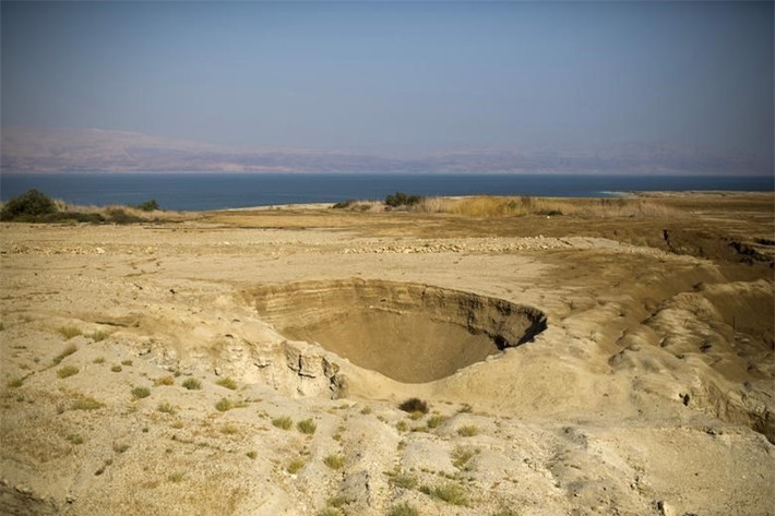 "Hố tử thần" được nhìn thấy trên bờ Biển Chết, Israel vào ngày 27/7/2015. Ảnh: Reuters.