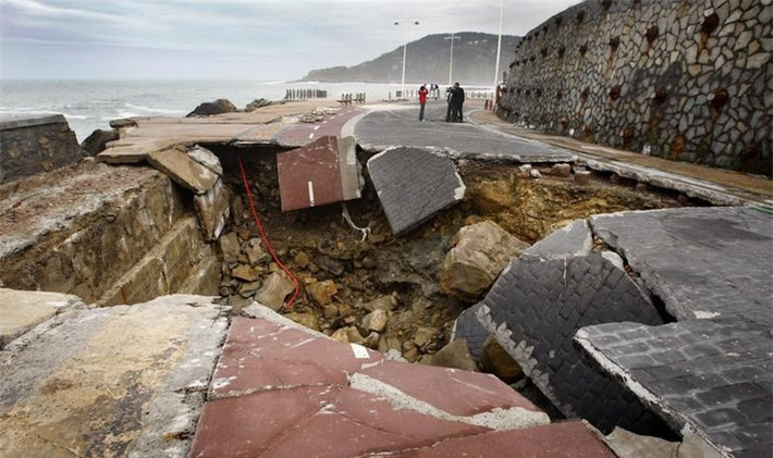 "Hố tử thần" tại Paseo Nuevo ở San Sebastian, Tây Ban Nha vào ngày 12/3/2008. Ảnh: Reuters.