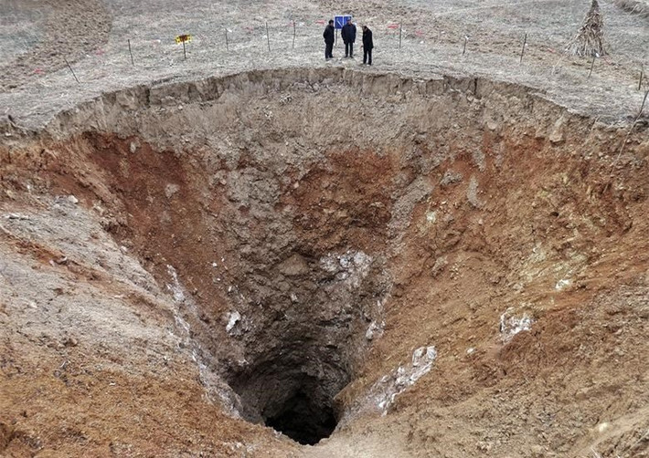 "Hố tử thần"có đường kính 82 feet tại một ngôi làng ở Quảng Nguyên, tỉnh Tứ Xuyên, Trung Quốc vào ngày 28/2/2013. Ảnh: Reuters.