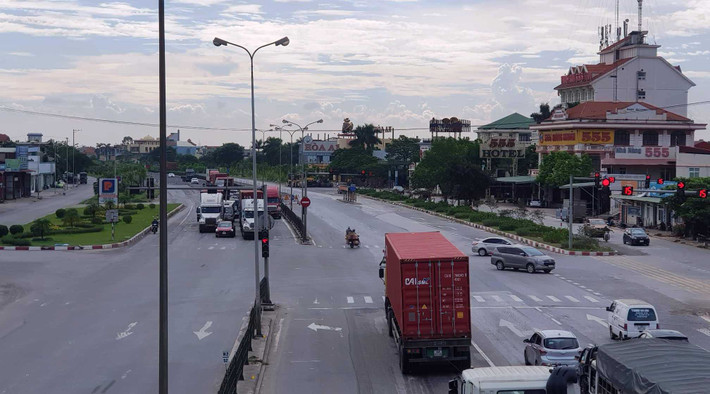 Quốc lộ 5 là tuyến đường huyết mạch nối Hải Phòng, Hải Dương với Hà Nội. Do đưa vào hoạt động đã lâu nên xuống cấp nghiêm trọng, “ổ gà”, “rãnh bừa”, “sống trâu”…là một trong những nguyên nhân dẫn đến nhiều vụ tai nạn giao thông thời gian qua. Trong khi đó, lưu lượng xe lưu thông trên tuyến đường lến đến 60.000 xe quy đổi/ngày đêm khiến tình hình giao thông phức tạp.