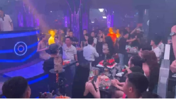 Phát hiện hơn 60 dân chơi dương tính ma túy tại bar Playhouse. Rạng sáng 13/8, Công an quận Lê Chân kết hợp cùng Phòng Cảnh sát Hình sự Công an TP Hải Phòng bất ngờ kiểm tra, hàng chính quán bar Playhouse ở đường Hồ Sen, phường Dư Hàng, quận Lê Chân. Nguồn tin cho biết, cảnh sát đã đưa hơn 100 đối tượng về cơ quan công an để tiến hành xác minh, phận loại… Qua test nhanh, khoảng 60 "dân chơi" có phản ứng dương tính với ma túy và các chất gây nghiện. (Nguồn: NLĐ)