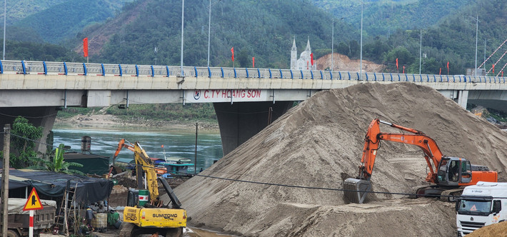 Những "ngọn núi" cát sừng sững, ngang bằng chiều cao của cầu Hòa Bình 2 gây mất mỹ quan đô thị và tiềm ẩn nguy cơ gây ô nhiễm môi trường.
