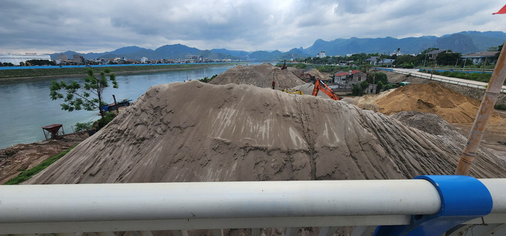 Đứng tại thành cầu Hòa Bình 2, dễ dàng thấy ngang tầm mặt với những "ngọn núi" cát và không xa tầm với là bao nhiêu.