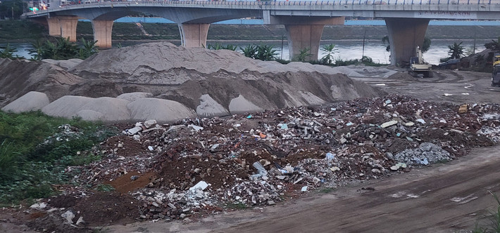 Rác thải công nghiệp cũng bị tranh thủ đổ vào khu vực chân cầu Hòa Bình 2 gây ô nhiễm và mất mỹ quan đô thị sông Đà.