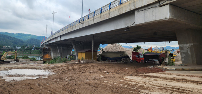 Cát và vật liệu xây dựng vương vãi gây bụi đường. Đoạn đường chân cầu Hòa Bình 2 vốn được xem là một trong những cung đường đẹp nhất TP. Hòa Bình khi bám sông Đà và thông thoáng, là sự lựa chọn của nhiều người dân để đi bộ, thể dục buổi chiều, nhưng hiện đã bị ảnh hưởng bởi bụi bẩn và tiếng ồn máy móc.