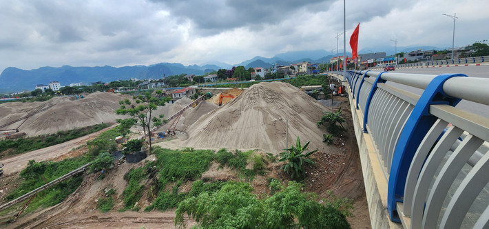 Hành lang ATGT cầu Hòa Bình 2 bị xâm phạm nghiêm trọng.