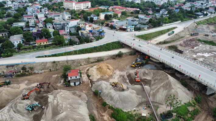 Ngày 3/5, ghi nhận của PV Báo Tri thức và Cuộc sống, xung quanh chân cầu Hòa Bình 2 thuộc địa phận phường Thịnh Lang, TP. Hòa Bình, tỉnh Hòa Bình tồn tại nhiều bãi vật liệu xây dựng, chủ yếu là cát. Tình trạng các chủ bãi tập kết vật liệu theo hướng lấn chiếm hành lang ATGT cầu được diễn ra công khai, thách thức chính quyền và người dân địa phương.