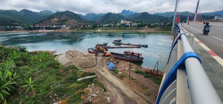 Thậm chí, hoạt động thủy nội địa của các phương tiện thủy diễn ra ngay sát chân cầu gây tác động xấu đến kết cầu hạ tầng giao thông bộ và thủy.