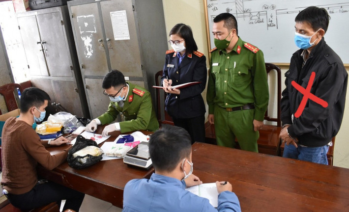 Vận chuyển ma túy từ miền Trung ra Hà Nội: Công an tỉnh Ninh Bình đang điều tra, xử lý đối tượng Nguyễn Khuê (SN 1974), trú tại thị trấn Văn Điển, huyện Thanh Trì, TP Hà Nội về hành vi vận chuyển trái phép chất ma túy. Trước đó, Phòng Cảnh sát hình sự kiểm tra ba lô của Khuê, phát hiện có túi nilon màu đen bên trong giấu 6.200 viên ma túy tổng hợp và 1,1 kg ma túy.