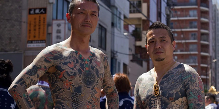 Yakuza có nguồn thu khá lớn từ các hoạt động bất hợp pháp như: sòng bạc, ma túy, mại dâm, cho vay nặng lãi, bảo kê, tống tiền, giết người... Ảnh: tokyosnackbox.