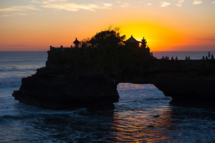 Ngôi đền linh thiêng Tanah Lot ở Bali, Indonesia là một trong những điểm đến nổi tiếng được nhiều người biết đến. Công trình tôn giáo này nằm trên đỉnh ngọn núi đá. Ảnh: Indonesia.travel.