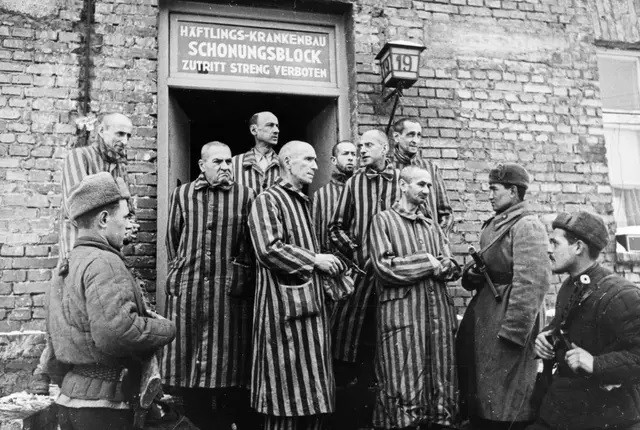 Sau khi Chiến tranh thế giới 2 nổ ra năm 1939, trùm phát xít Hitler đã thực hiện "Giải pháp cuối cùng" với mục đích chính là "loại bỏ" người Do Thái. Theo đó, chính quyền Đức quốc xã đã cho xây dựng các trại tập trung, trại tử thần ở Đức và một số nước chiếm đóng. Ảnh: Sovfoto/Universal Images Group/Getty Images.