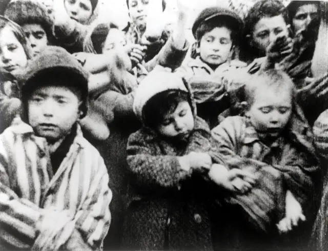 Tuy nhiên, không phải tù nhân nào được đưa tới Auschwitz đều bị giết ngay lập tức. Những tù nhân Do Thái đủ sức khỏe sẽ được đưa tới làm việc tại khu sản đạn dược, cao su tổng hợp hoặc các sản phẩm khác mà Đức quốc xã coi là thiết yếu trong Thế chiến 2. Ảnh: Galerie Bilderwelt/Getty Images.