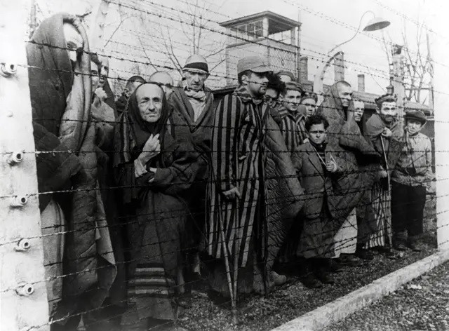 Thế nhưng, sau khi Hitler và chính quyền Đức quốc xã thông qua Giải pháp cuối cùng, Auschwitz trở thành trại tử thần - nơi giết hại tù nhân Do Thái. Ảnh: Galerie Bilderwelt/Getty Images.
