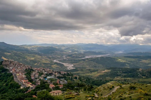 Nằm ở vùng Basilicata, Italy, thị trấn dính lời nguyền Colobraro hấp dẫn những du khách tới tìm hiểu những điều huyền bí, gây tò mò về nơi này. Ảnh: Gaetano Virgallito/cc by-nd 2.0.