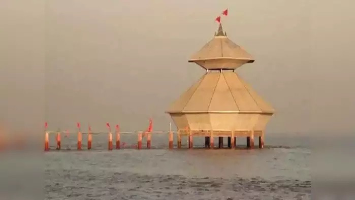 Thấy vậy, Thần Vishnu đã an ủi Chúa Kartik và nói đó là hành động đúng đắn vì đã tiêu diệt một con quỷ tác oai tác quái, trả lại cuộc sống bình yên cho dân thường. Ảnh: navbharattimes.