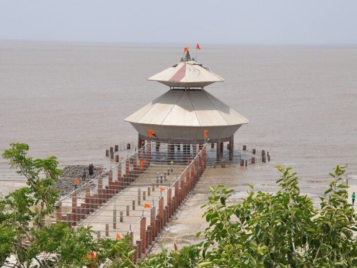 Để có thể ngắm nhìn vẻ đẹp của ngôi đền Stambheshwar Mahadev, nhiều du khách dành trọn một ngày. Ảnh: monomousumi.