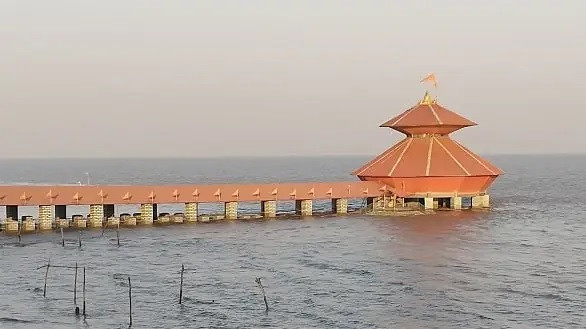 Do mỗi ngày đền Stambheshwar Mahadev “lúc chìm lúc nổi” nên người ta còn được gọi là "ngôi đền Chìm". Ảnh: travelsfinder.