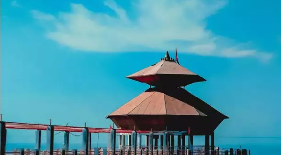 Ngôi đền cổ Stambheshwar Mahadev nằm trên biển Ả Rập và vịnh Cambay là một trong những kiến trúc tôn giáo linh thiêng, nổi tiếng thế giới. Tọa lạc ở thị trấn Kavi Kamboi, bang Gujarat, Ấn Độ, ngôi đền có thiết cố khá đơn giản nhưng gây chú ý khi mỗi ngày sẽ có “lúc chìm lúc nổi”. Ảnh: iStock.