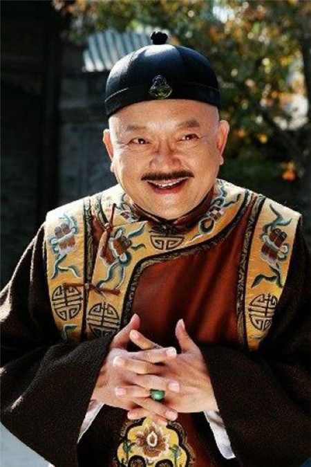 Trong số những đại thần mà vua Gia Khánh muốn "loại bỏ" có Hòa Thân. Tuy nhiên, vì tham quan này được Càn Long che chở nên vua Gia Khánh không thể thực hiện. Thêm nữa, vua Gia Khánh nhiều lần muốn thực hiện các cải cách trong bộ máy chính quyền đều vấp phải sự chống đối lớn từ Hòa Thân và phe cánh.