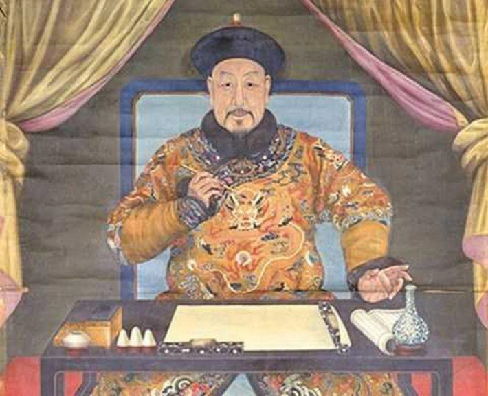 Dù vậy, hoàng đế Càn Long khác với nhiều vị vua khác khi quyết định trọng dụng tham quan Hòa Thân vì mục đích chính trị. Hòa Thân là đại tham quan được ông hoàng này trọng dụng. Nhờ vậy, Hòa Thân thăng tiến nhanh trên quan trường.