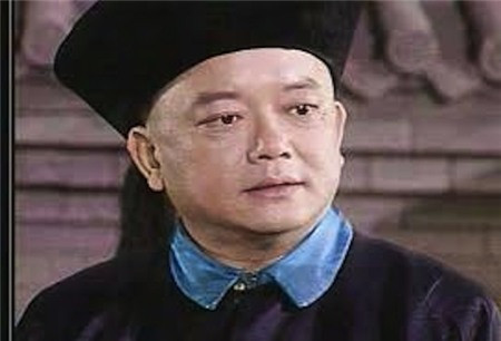 Theo đó, sau khi đăng cơ, vua Gia Khánh chỉ có thể quyết định những việc nhỏ. Hòa Thân khi đó vẫn được Càn Long trọng dụng nên có địa vị cao trong triều, thậm chí có thế lực lớn khiến tân vương phải kiêng dè. Mọi việc lớn nhỏ trong triều được Hòa Thân bẩm báo với Càn Long. Trong trường hợp vua Gia Khánh muốn bãi chức đại thần lớn trong triều thì bắt buộc phải hỏi ý Càn Long.