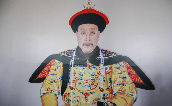 Ngay cả khi thoái vị năm 80 tuổi và nhường ngôi cho con trai là Gia Khánh, vua Càn Long viết trong chiếu chỉ rằng: "Trẫm tuy đã thoái vị rồi, nhưng những việc quân cơ quan trọng của triều đình thì vẫn cần phải đến hỏi ý kiến của Trẫm".