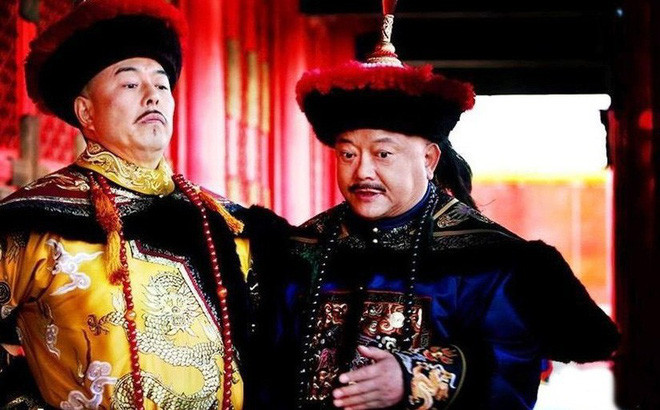 Hoàng đế Càn Long giao hầu hết những công việc quan trọng trong triều chính cho dụng Hòa Thân. Ông hoàng này làm như vậy được cho là nhằm kiểm soát triều chính.