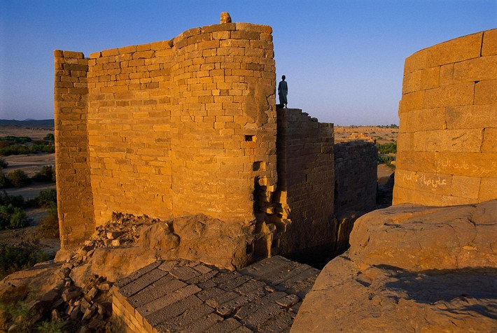 Marib ở Yemen là một trong những thành phố cổ thịnh vượng nhất thế giới. Nằm gần thành phố cổ này là tàn tích của một trong những kỳ quan kỹ thuật lớn nhất của thế giới cổ đại: đập Marib. Ảnh: George Steinmetz.