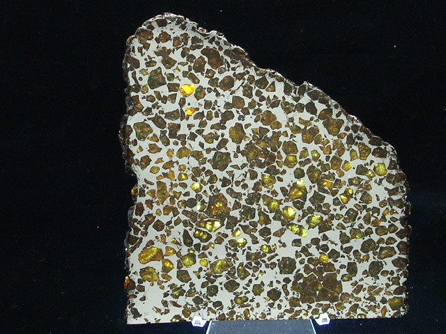 Quá trình hình thành pallasite là chủ đề gây tranh cãi trong giới khoa học. Pallasite đến từ nhiều tiểu hành tinh khác nhau. Đó là những tiểu hành tinh đã tan chảy, phân tách thành cấu trúc nhiều lớp gồm lõi, lớp phủ và vỏ. Một giả thuyết có từ lâu cho rằng, pallasite có nguồn gốc từ ranh giới giữa lớp lõi và lớp phủ, nơi sắt từ lõi xâm nhập vào olivine ở lớp phủ. Ảnh: kdmeteorites.