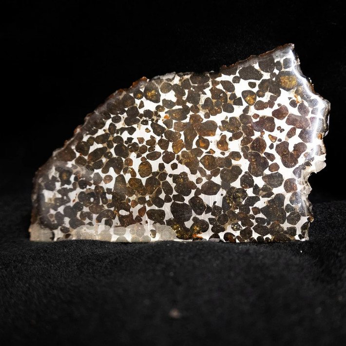 Một loại thiên thạch khác là thiên thạch sắt chứa nhiều sắt hoặc hợp chất sắt - nickel. Đôi khi, chúng có thêm lượng nhỏ sulfide và khoáng chất carbide. Chúng có nguồn gốc từ tiểu hành tinh lớn đến mức bên trong của chúng tan chảy dưới áp suất cực hạn. Ảnh: parkcityjewelers.