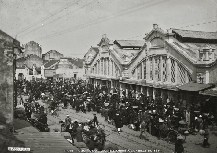 Khung cảnh sầm uất tại chợ Đồng Xuân ngày 30 Tết vào những năm 1920.